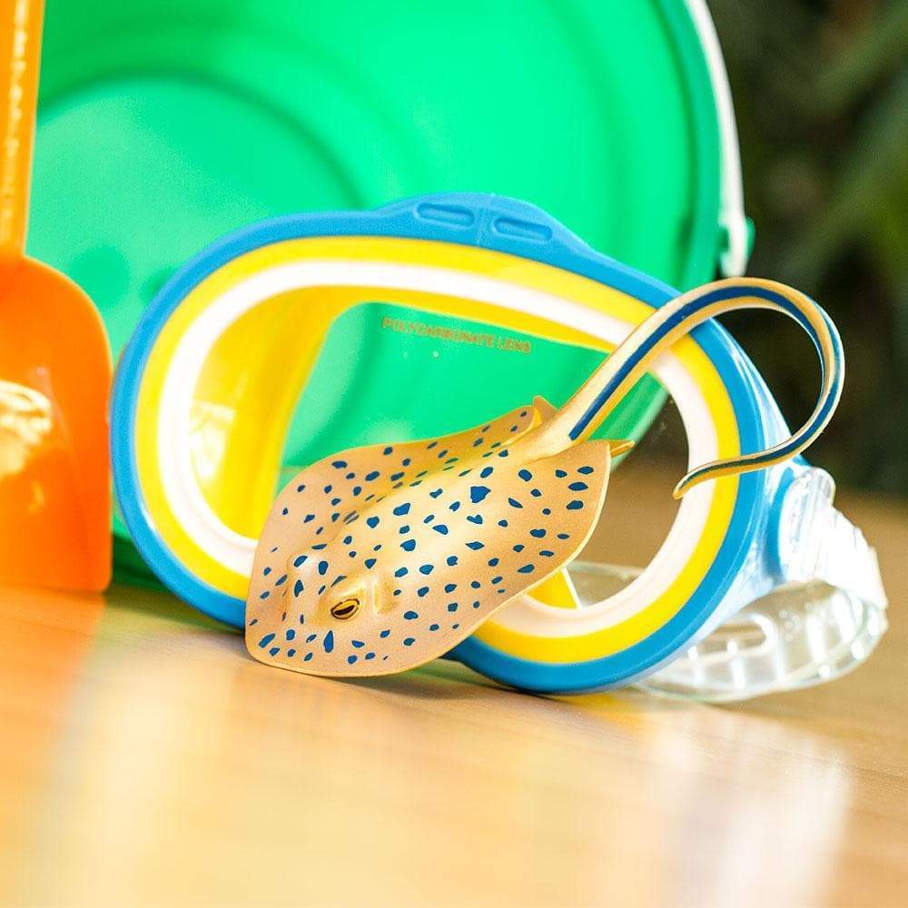 Blue Spotted Ray Toy | Incredible Creatures | Safari Ltd®