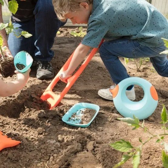 Quut Scoppi - Kids Shovel with an easy-grip handle | Cherry - Safari Ltd®